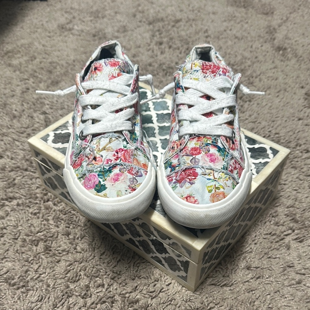Blowfish Malibu Slip-On Floral Canvas Sneakers size 7